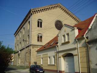 Pápa, Petőfi u. 24. Zsinagóga 1.kép.jpg Pápa, Petőfi u. 24. Zsinagóga 1.kép.jpg